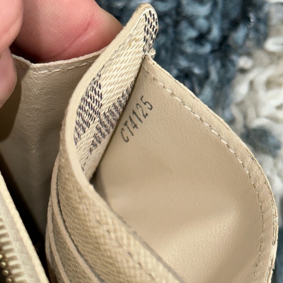 Louis Vuitton Sarah Wallet - Picture 3 of 12